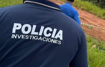 Agentes de Investigaciones de la Policía aíslan el lugar del hallazgo de cadáver
