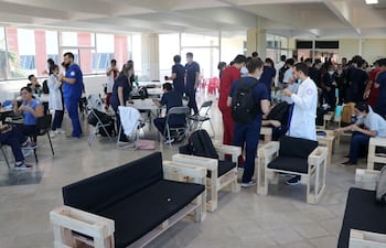 Estudiantes de Medicina en la Facultad de Ciencias Médicas de la UNA.