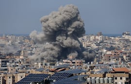 Columnas de humo se alzan tras un ataque aéreo israelí sobre Dahieh, en los suburbios del sur de Beirut, Líbano.
