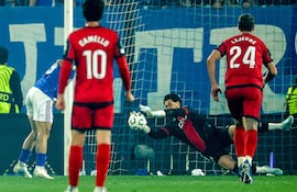 El paraguayo Julio Enciso, futbolista de Racing de Estrasburgo, ejecuta un penal en el partido frente a Rayo Vallecano en la vuelta de las semifinales de la Conference League.