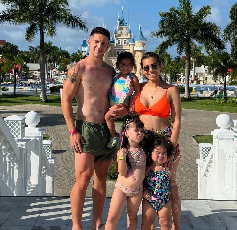 Jorge Morel y Rubí Samudio con sus jijas Brianna, Orianna y Arianna.