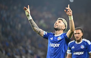 El delantero paraguayo del Estrasburgo, Julio Enciso (C), celebra tras anotar el tercer gol de su equipo durante el partido de vuelta de los cuartos de final de la UEFA Europa Conference League entre el RC Estrasburgo Alsacia y el Mainz 05, celebrado en el Stade de La Meinau en Estrasburgo.