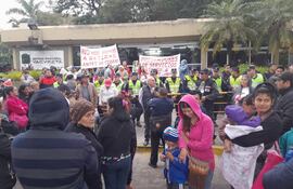 Manifestación frente a la sede de Asunción de la EBY.
