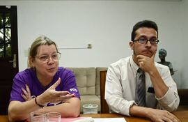 La directora Yudith Elizabeth Ros de Valdez y su abogado René Monges se defendieron de la denuncia, en el local de la Supervisión N° 0033 de capital.