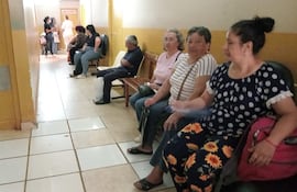 En la imagen se puede observar a los pacientes se soplan con abanicos de manos para aliviar el sofocante calor.