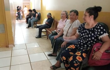 En la imagen se puede observar a los pacientes se soplan con abanicos de manos para aliviar el sofocante calor.
