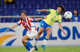 La paraguaya Jazmín Pintos no da paso a la brasileña Giovana.