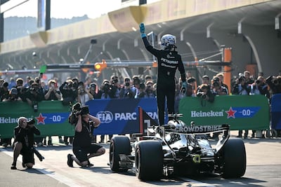 El británico George Russell, piloto de Mercedes, celebra la victoria en la carrera sprint del Gran Premio de China en el Circuito Internacional de Shanghái, en Shanghái, China.