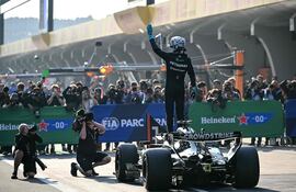 El británico George Russell, piloto de Mercedes, celebra la victoria en la carrera sprint del Gran Premio de China en el Circuito Internacional de Shanghái, en Shanghái, China.