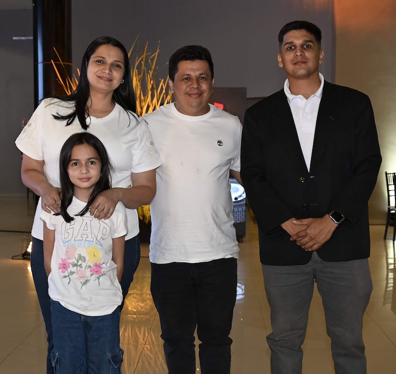 Emma Gómez, Emma y Rodolfo Villalba junto con Rodolfo Ranonni. 