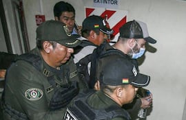 Agentes policiales trasladan al argentino Fernando Cerimedo, asesor cercano del presidente Rodrigo Paz, desde el Palacio de Justicia a la prisión de Palmasola en Santa Cruz, Bolivia, el 21 de agosto de 2026.