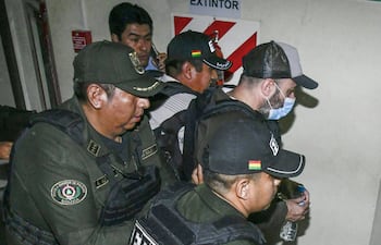 Los policías trasladan al cercano asesor del presidente boliviano Rodrigo Paz, el argentino Fernando Cerimedo, del Palacio de Justicia a la prisión de Palmasola en Santa Cruz, Bolivia.