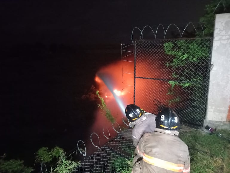 Incendio y explosiones en un vertedero clandestino movilizan a bomberos en Lambaré