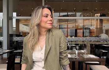 La cantante Nina Castro se presentará este jueves en el Teatro Tom Jobim con una selección de canciones navideñas.