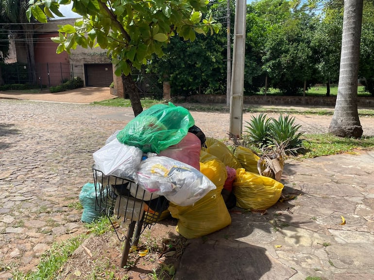 Camiones de la Municipalidad de Asunción se negaron a retirar basuras desde el jueves, denuncian vecinos.