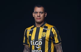 William Mendieta Pintos (36) con la nueva casaca aurinegra.