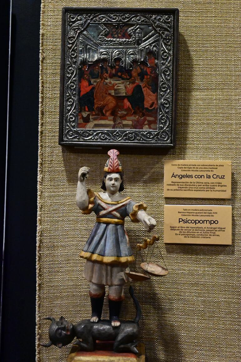 En la parte superior Ángeles con la Cruz en un ícono de madera policromada con sobrecubierta de plata. Abajo, Psicopompo, el conductor de las almas, tras el juicio final, según la tradición cristiana.