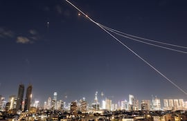 La “cúpula de hierro” de la defensa israelí intercepta misiles lanzados ayer desde territorio de Irán sobre la ciudad de Tel Aviv. (EFE)