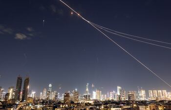 La “cúpula de hierro” de la defensa israelí intercepta misiles lanzados ayer desde territorio de Irán sobre la ciudad de Tel Aviv. (EFE)