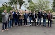 Mario Abdo Benítez y otros hombres se reúnen al aire libre, todos levantan un dedo índice, con expresiones felices y vestimenta casual.