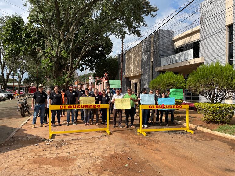 Los funcionarios aguardan que el ejecutivo escuche sus reclamos.