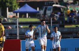 Festejo de gol de Guaireña FC contra Guaraní de Fram.