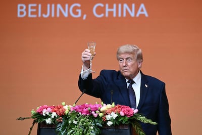 El presidente de Estados Unidos, Donald Trump, brinda por la relación China-EEUU, durante una cena de gala ofrecida en Pekín, en el Gran Palacio del Pueblo de China.