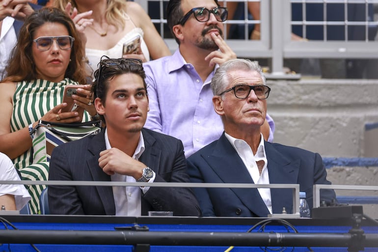 El actor irlandés Pierce Brosnan (derecha) no se perdió la final individual masculina del Campeonato Abierto de Tenis de Estados Unidos en el Centro Nacional de Tenis USTA Billie Jean King en Flushing Meadows. (EFE/EPA/CRISTOBAL HERRERA)ULASHKEVICH)
