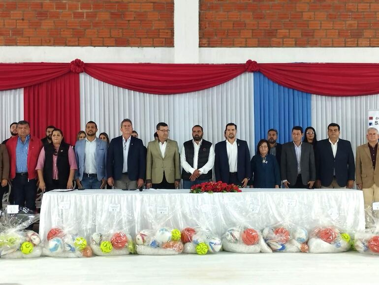 Del acto oficial de la inauguración participaron autoridades locales, departamentales y el ministro de la Secretaría de Deportes, César Ramírez