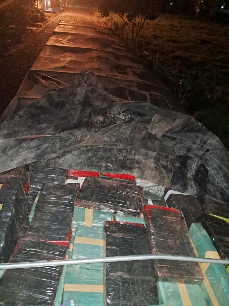 Camiones incautados están llenos de presunta marihuana, según informaron.