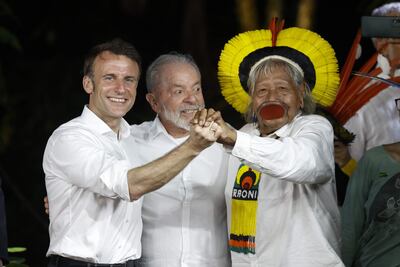 El presidente francés, Emmanuel Macron (der.) posa con el cacique del pueblo kayapó, Raoni Metuktire (c), y el presidente de Brasil, Luiz Inácio Lula da Silva (izq.) luego de entregarle una medalla de la legión de honor en la isla de Combú, en la bahía de Guajará, este martes en Belém, capital del estado amazónico de Pará (Brasil).