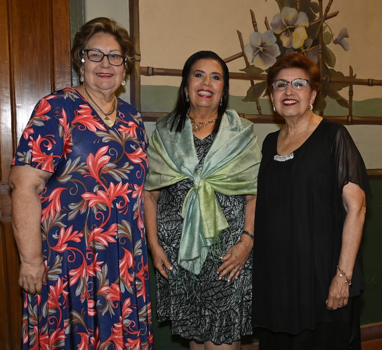 María Esther Giménez,  María Liz García de Arnold y Lidia Edith Amarilla. 

