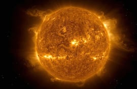 La corona solar alcanza millones de grados pese a estar sobre una fotosfera de ~5.500 °C.