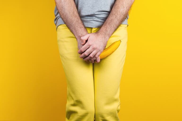Una leve curvatura del pene suele ser normal. La preocupación aparece cuando el cambio es reciente, hay dolor, nódulos o dificultades para tener relaciones.