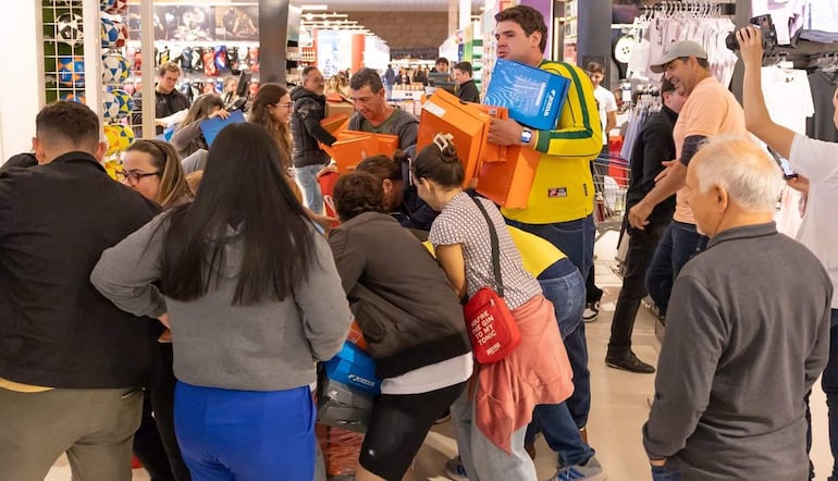 Presencia masiva de clientes en un centro comercial de Pedro Juan Caballero.