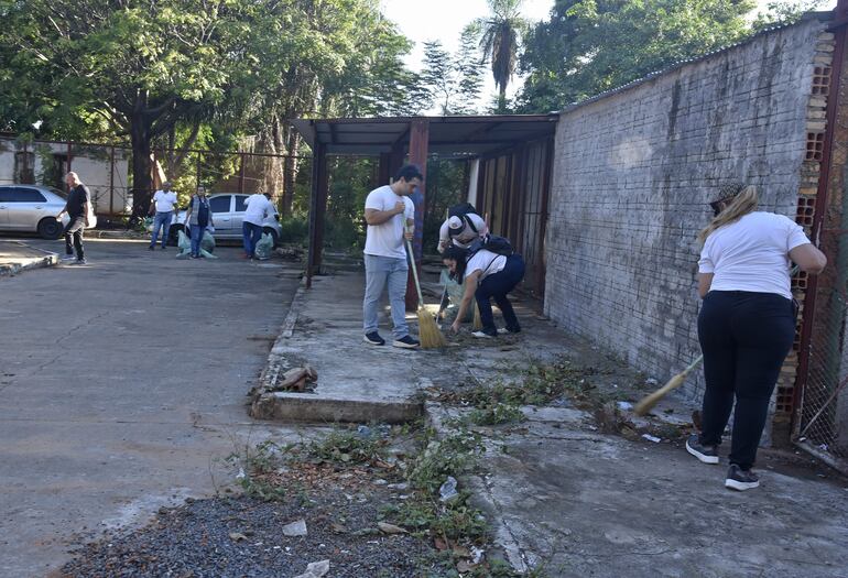 Funcionarios de la Estación de Buses de Asunción participaron del "histórico" operativo de limpieza convocado por el intendente, Luis Bello (ANR-HC).