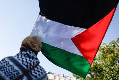 Manifestantes protestan a favor de Palestina ayer martes en París, Francia.