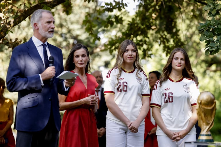 Felipe VI y Letizia junto a sus hijas, la princesa Leonor y la infanta Sofía durante el homenaje a la selección española campeona del Mundial 2026. (EFE/Daniel González)