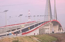 El Puente Héroes del Chaco se encuentra en su etapa final y sería habilitado el 1 de marzo, según el MOPC.