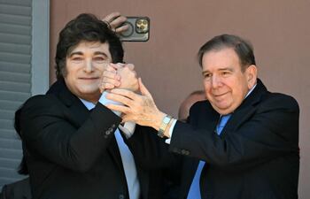 El presidente argentino Javier Milei (i) y el líder opositor venezolano Edmundo González Urrutia (d).