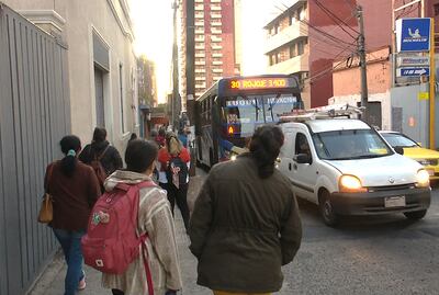 Los pasajeros soportan tediosas esperas de los colectivos debido a que las empresas no cumplen con la flota mínima obligatoria, confirmó el Viceministerio de Transporte (VMT).