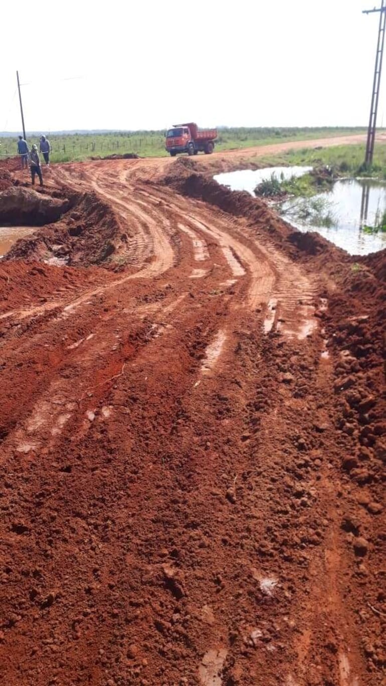 Pobladores de Ybycuí - Quiindy hace más de cuatro años que aguardan el asfaltado de 21 kilómetros.