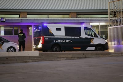 Vista del furgón policial que ha trasladado a José Luis Ábalos y Koldo García para ingresar en la cárcel de Soto del Real (Madrid).