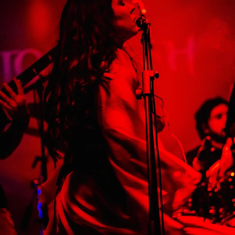 Loreley Llanos Medina durante una presentación en vivo. Foto: Alejandro Brugada.