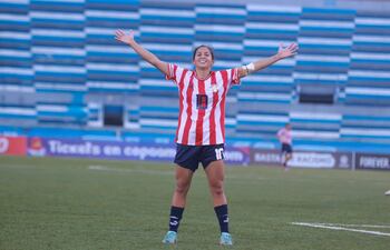 Una imagen repetida casi cada fecha, Fátima Acosta máxima artillera albirroja con 7 tantos. (Foto: @Albirroja)