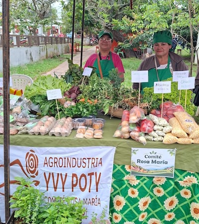 Las productoras de Paraguarí, Mercedes Alcaraz y Graciela González, participaron en la feria organizada en conmemoración del Día Mundial de la Alimentación.
