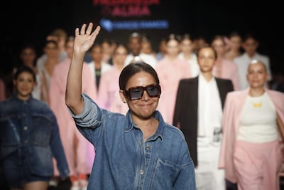 La diseñadora colombiana Faride Ramos saluda al final la pasarela 'Rosa que linda eres', en colaboración con la fundación Alma Rosa, durante la edición 35 de la feria Colombiamoda en Medellín (Colombia). EFE/ Luis Eduardo Noriega Arboleda