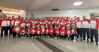 Futbolistas que representan a Paraguay en los Odesur 2026, posando en el aeropuerto de Luque antes del viaje con destino a la ciudad argentina de Rosario, en la provincia de Santa Fe.