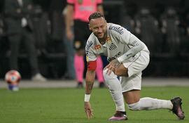 Neymar, jugador del Santos, que a sus 33 años espera conocer su destino en los próximos días tras las negociaciones.
