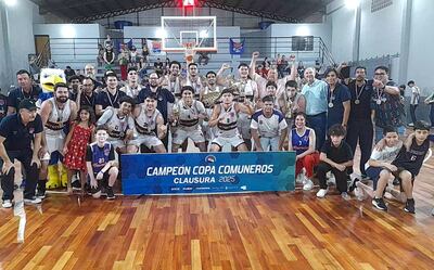 El team amambaiense y sus seguidores festejando el título inédito en el torneo Clausura de la copa Estadio Comuneros. Foto de Eder Rivas, corresponsal.